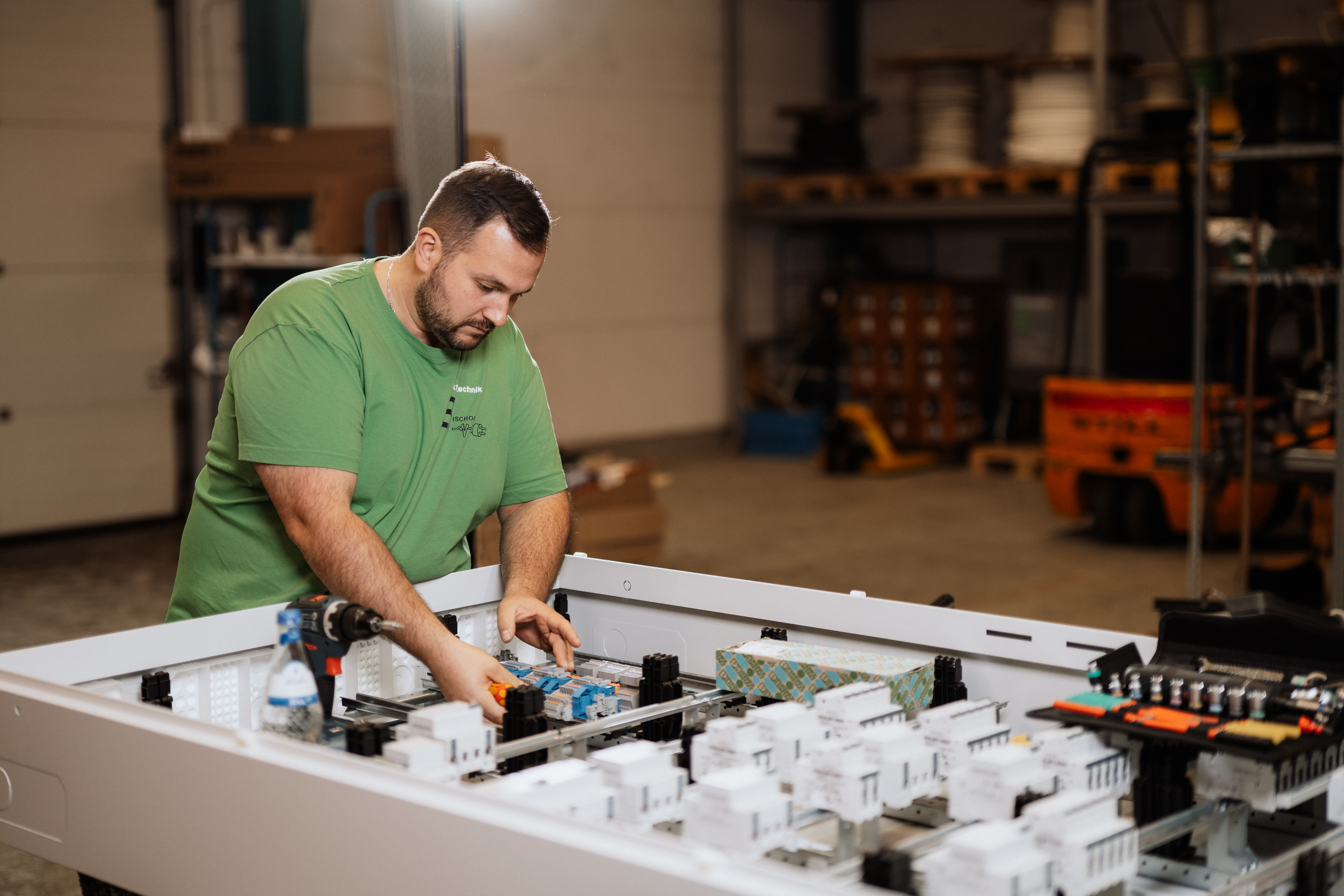 Mitarbeiter arbeitet an einem Elektrokasten