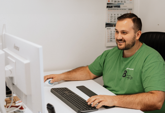 Männlicher Mitarbeiter arbeitet am Computer.