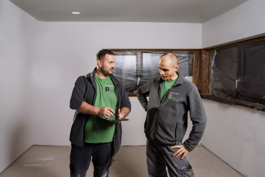 Zwei Personen, die sich beraten