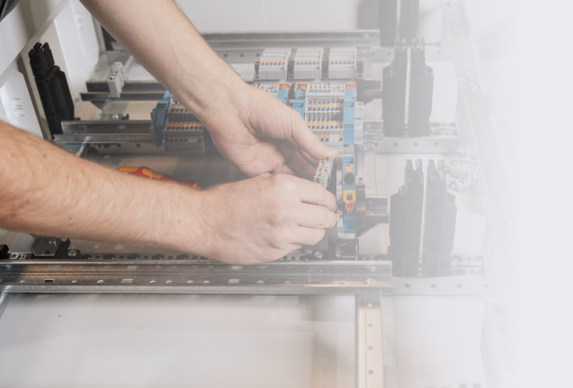 In Technik operierende Hände.