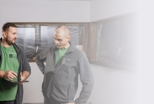 2 sich unterhalentende Personen