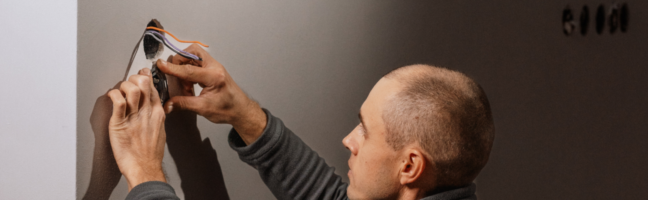 Ein Mitarbeiter, der einen Schalter montiert.