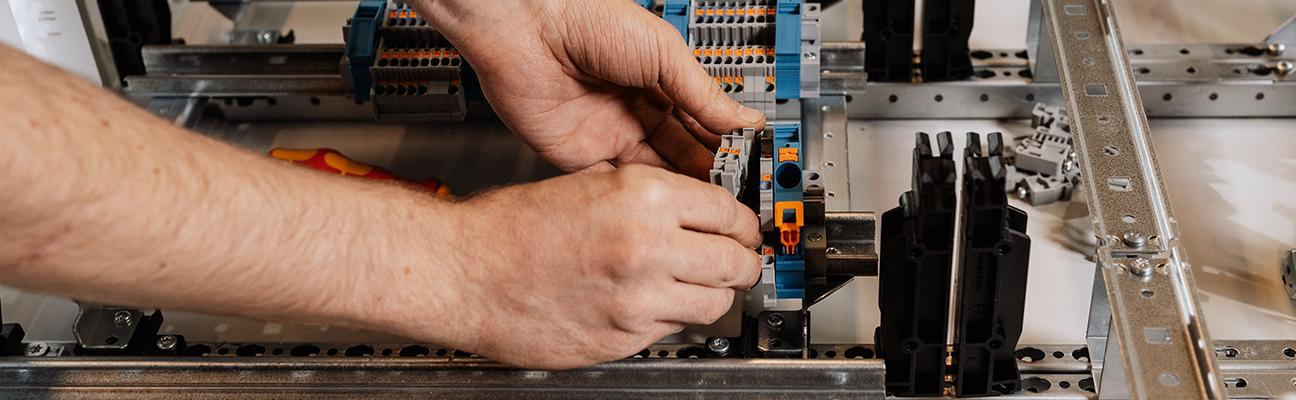 Hände, die an einer Schaltung arbeiten