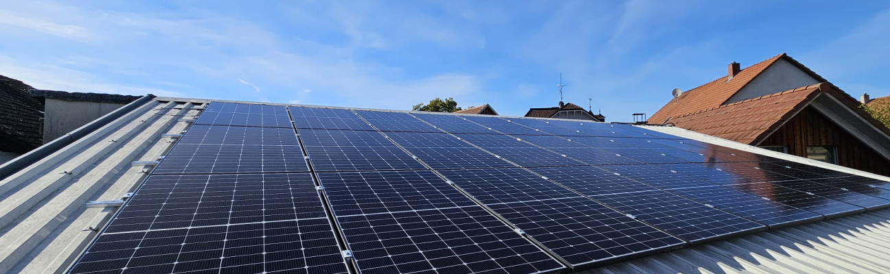 Dach mit Solarpanelen.