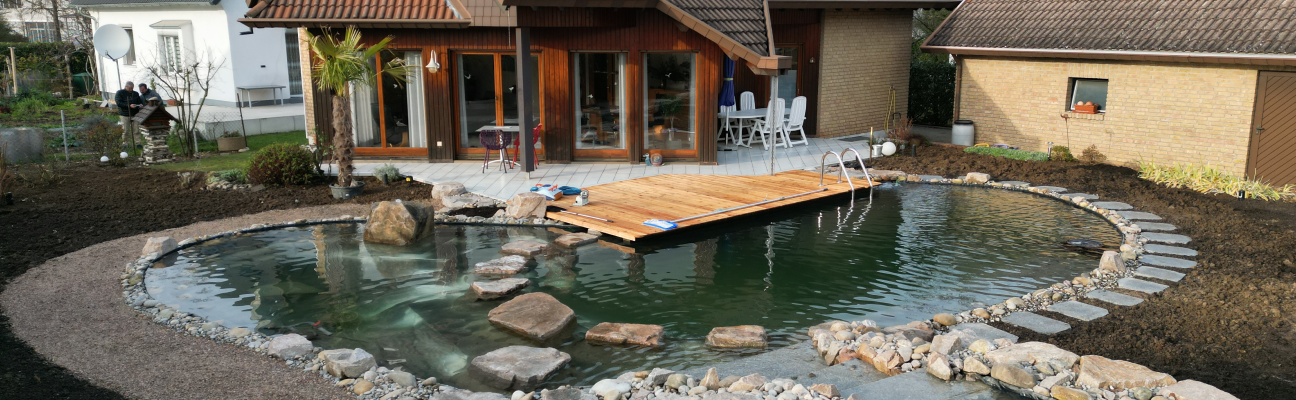 Vorgarten mit großen See und einem Holzsteg.